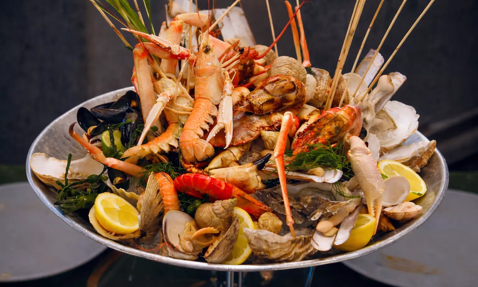 Gemischte Fischplatte mit Beilagen für 2 oder 4 Personen