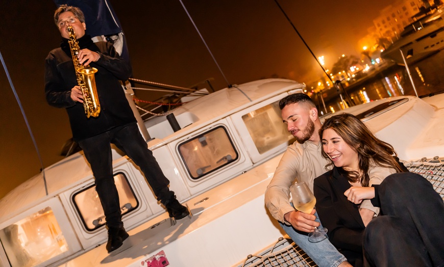 Image 6: Salida nocturna en catamarán con música en vivo para hasta 4 personas