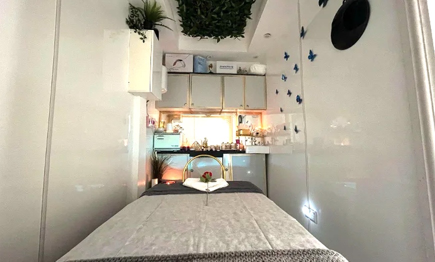 Image 2: Experience Men's Waxing: Small, Medium, Large, or Extra Large Areas