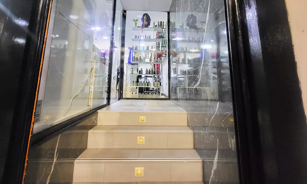 Manicura semipermanente o puesta de uñas de cristal o acrigel