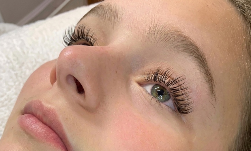 Image 4: Get Stunning Classic and Volume Lashes with Fills