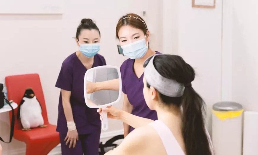 Image 5: 1 or 2 60-min HydraFacial w/ Professional Skin Analysis & LED Therapy