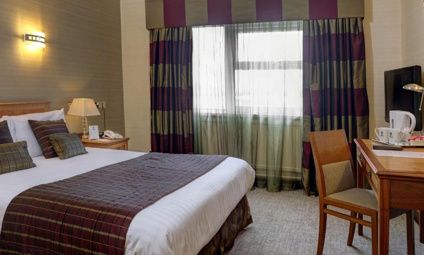 Image 3: Swansea: 1 or 2 Nights with Breakfast, Early Check-In & Late Check-Out