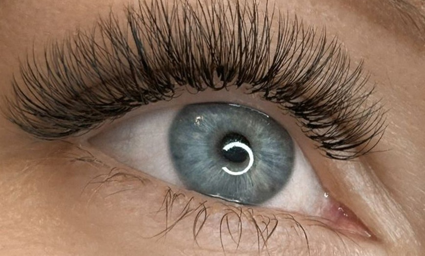 Image 1: Wimpernverlängerung mit 1:1-, Volumen- oder Mega-Volumen-Technik 