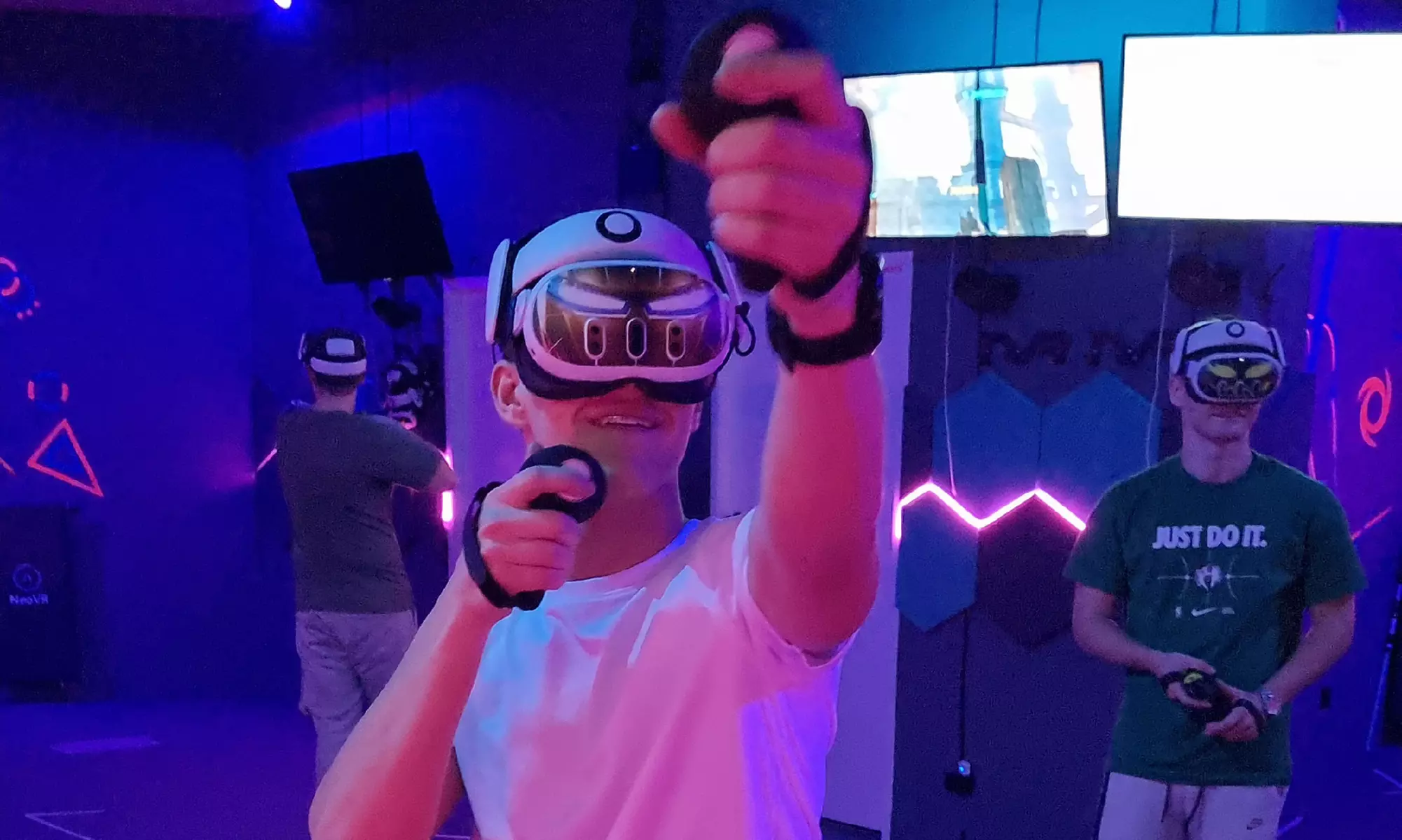 Zanurz się w wirtualnym świecie – 2 godziny emocji w NeoVR