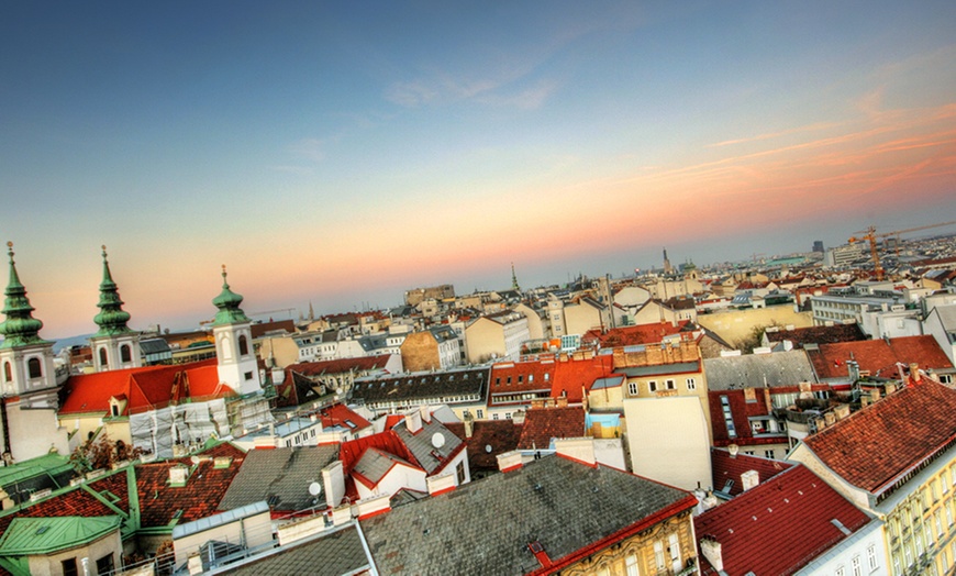 Image 2: ✈ Viena: 3 noches con vueltos I/V y free tour por la ciudad para 1