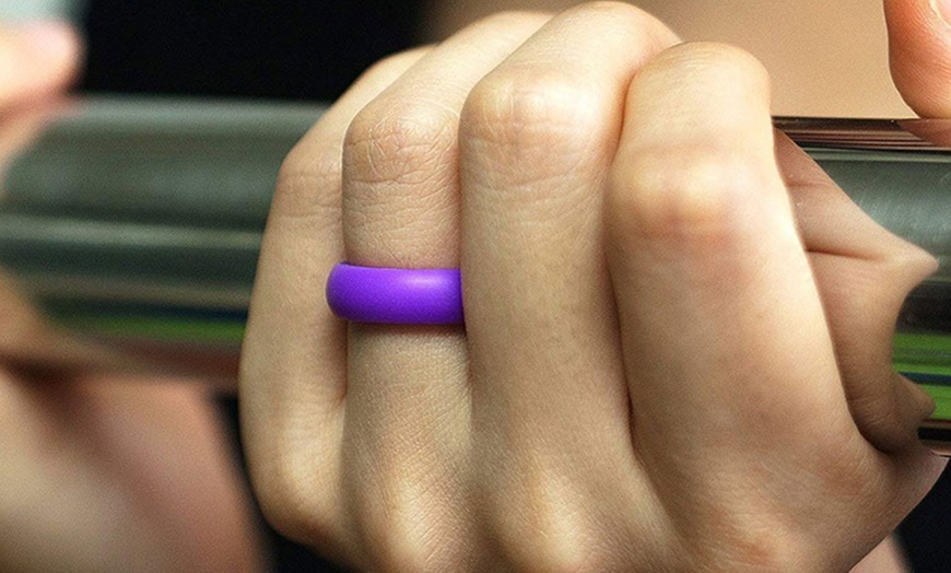 Image 8: 7 Pack Women's Silicone Wedding Bands Set Colorful Rubber Rings