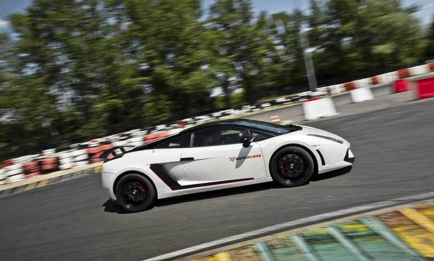 Image 6: Jazda dla dzieci i młodzieży jako pasażer super auta – wiele torów 