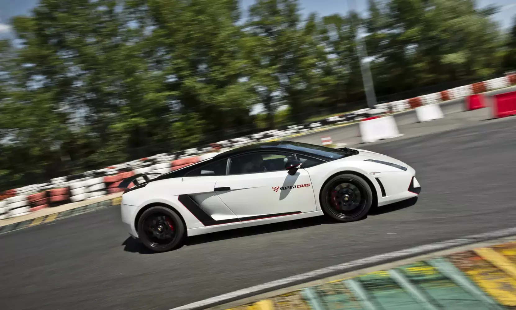 Jazda dla dzieci i młodzieży jako pasażer super auta – wiele torów