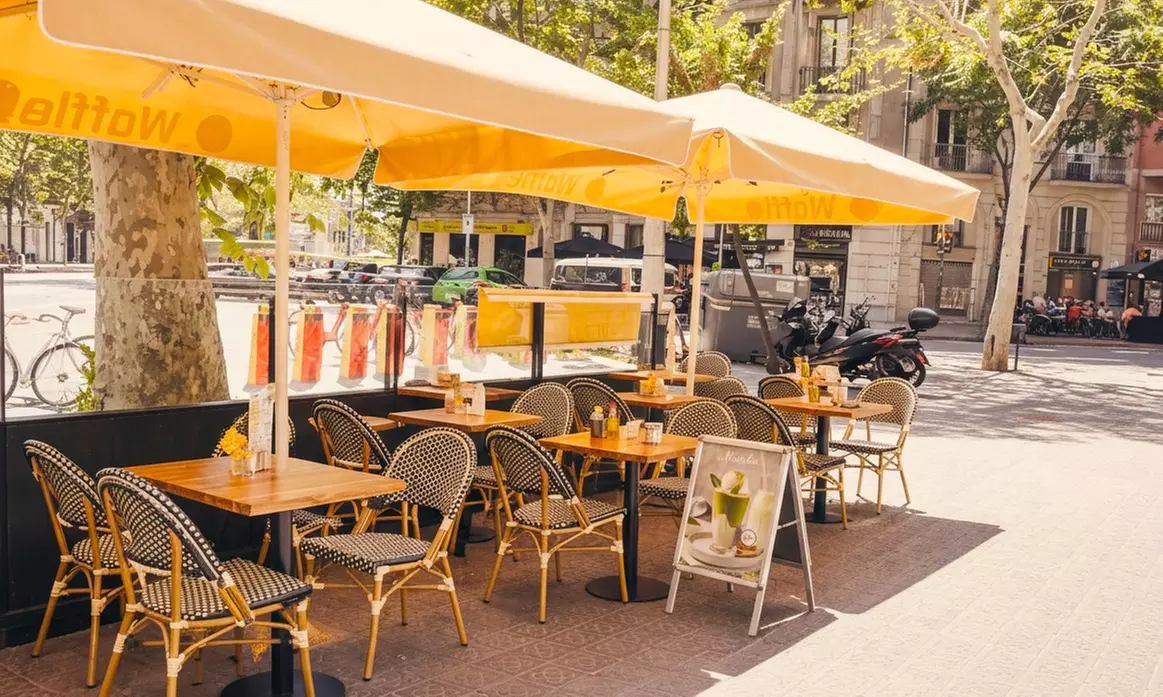 Brunch con platos salados, dulces, bebidas y mimosa clásica