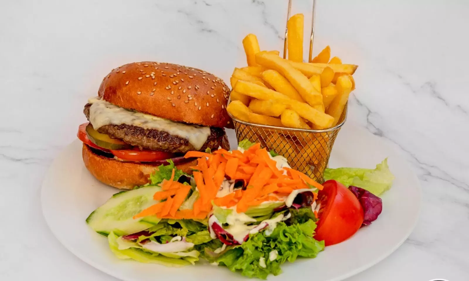 Burger nach Wahl inkl. Pommes und Salat für 1, 2 oder 4 Personen
