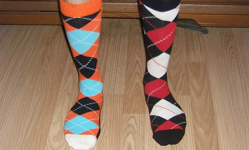 Image 9: 1, 5 o 10 pares de calcetines de caña alta con diseño estampado