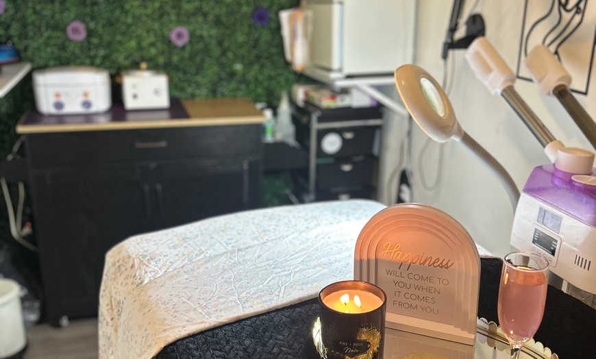 Image 2: 60-/90-Min Introductory Swedish Massage w/ Essential Oil + Hot Towels