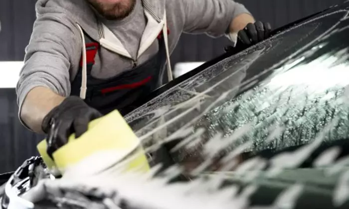 Rundum-sorglos-Paket für dein Auto: S, M oder VIP-Aufbereitung für 1 Fahrzeug (bis zu 33% sparen) - Second Medium