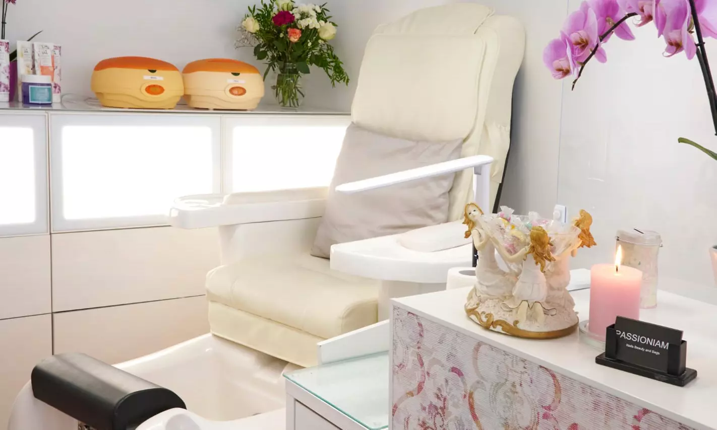 60 Min. klassische Gesichtsbehandlung, opt. Wimpern- oder Augenbrauenfärben und Hand-Massage (bis 41% sparen) - Primary Image