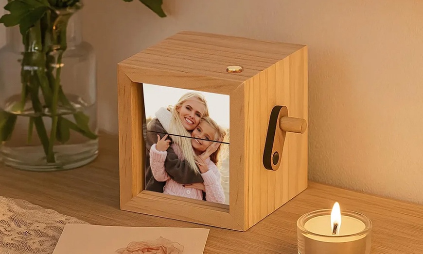 Image 9: 1 oder 2 personalisierbare Handkurbel-Fotorahmen aus Holz
