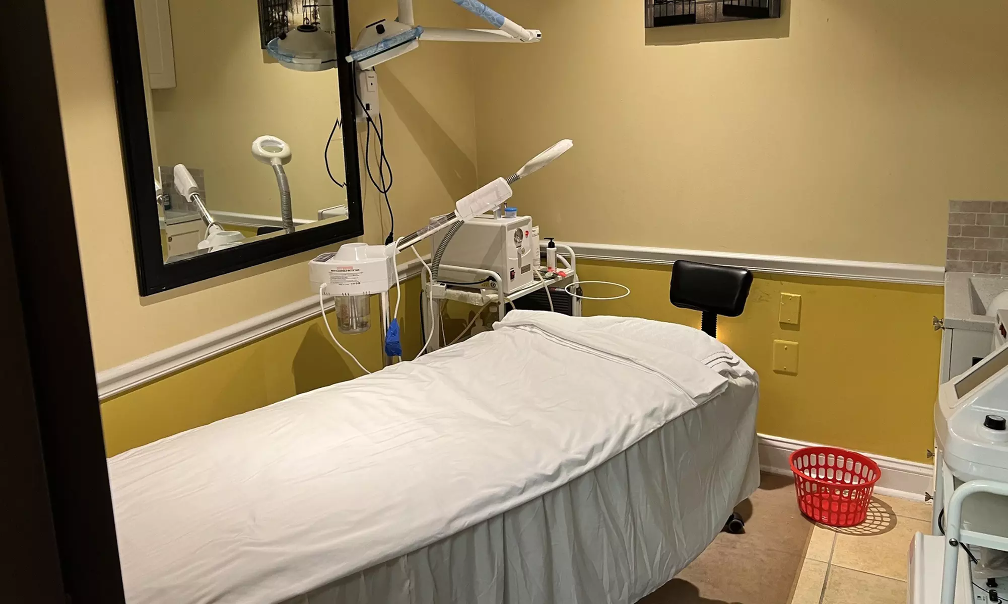 Regular or Delux HydraFacial Treatment