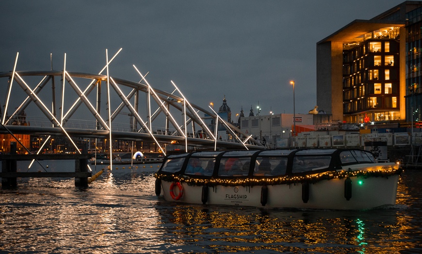 Image 12: Betoverende avondtocht vol licht, kunst en gezelligheid op het water