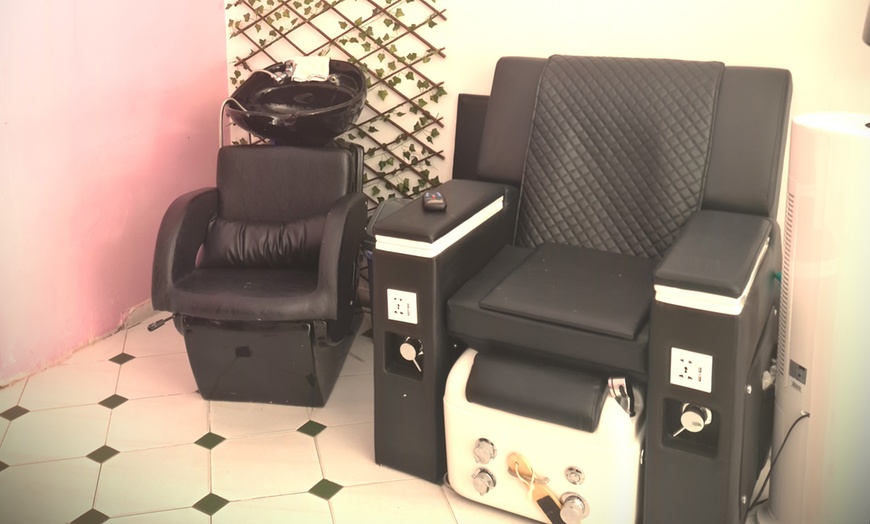 Image 4: 1 sesión de peluquería con lavado, corte y peinado con opción a color