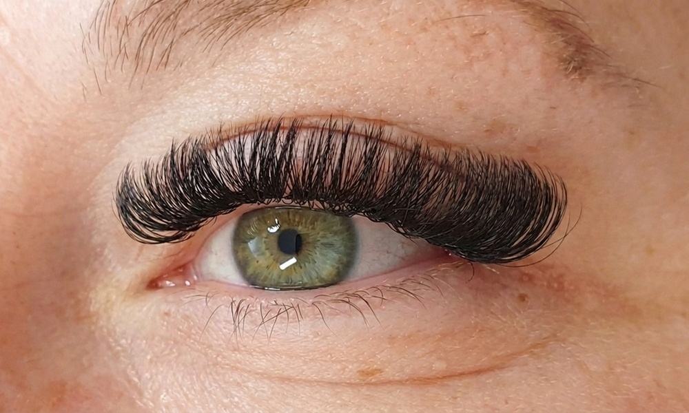 Enhance Your Look with a Full Set of Eyelash Extensions