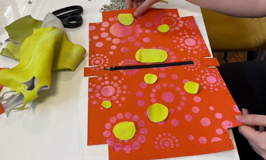 Image 6: Maak je eigen leren tas tijdens een creatieve workshop