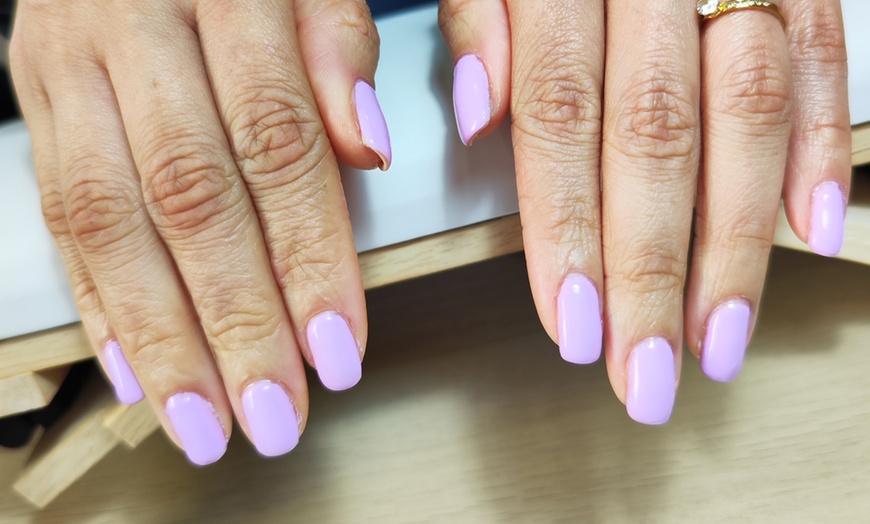 Image 1: Manicura o pedicura con opción a refuerzo o primera puesta de acrygel