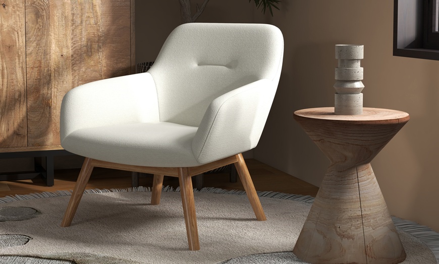 Image 16: Poltrona scandinava con gambe in legno massello Doosense