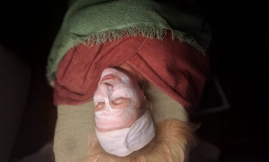 Image 3: Ontspannende gelaatsverzorging die huid én geest tot rust brengt