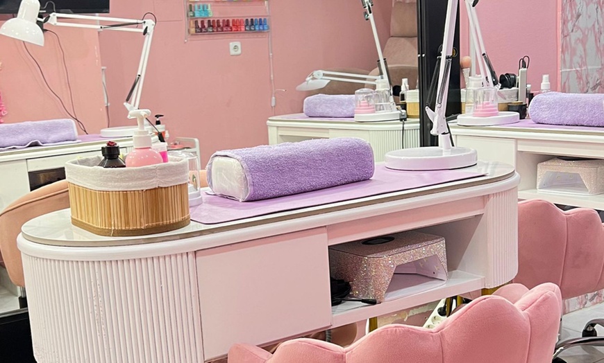 Image 7: Manicura, pedicura o puesta de uñas de acrílico con semipermanente