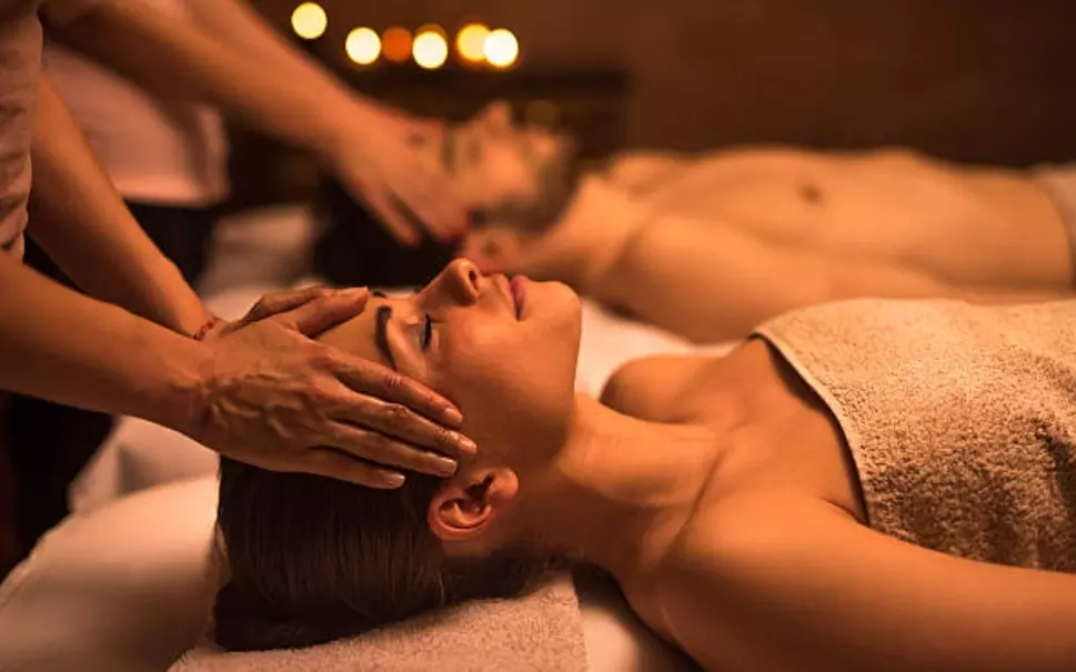 Head spa japonés en pareja con masaje de busto, chocolate y té