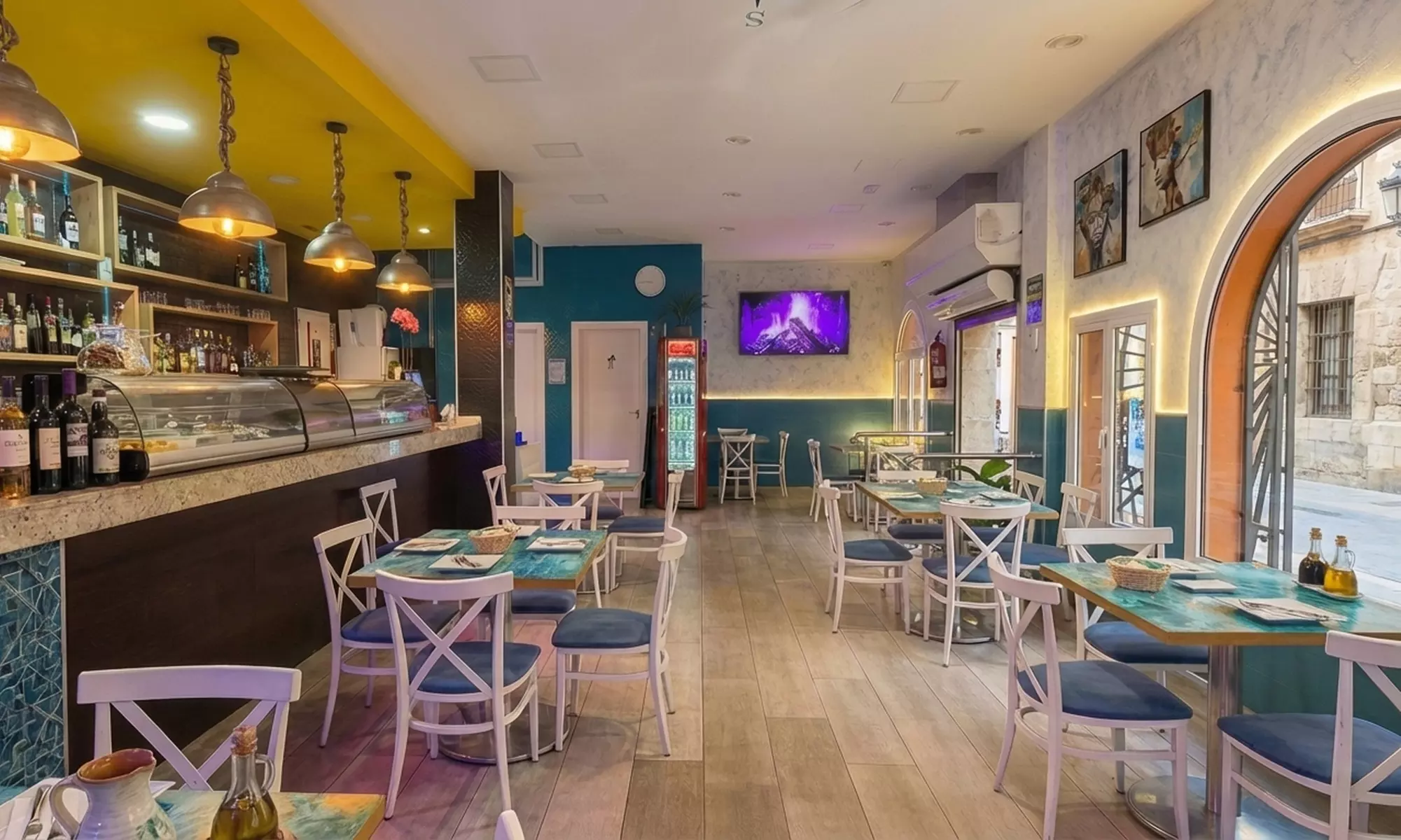 Menú con aperitivo, entrante, principal, postre y bebida para 2 o 4