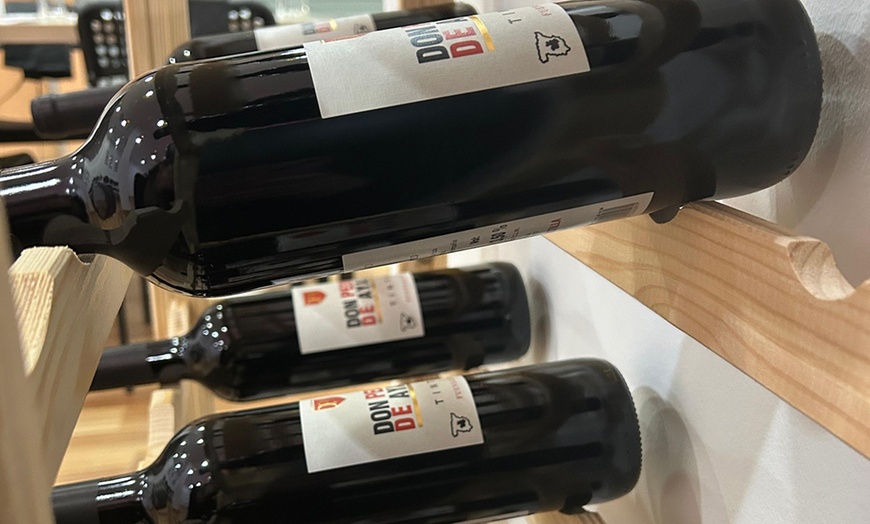 Image 18: Taller de pintura en cerámica o velas con barra de libre de vino