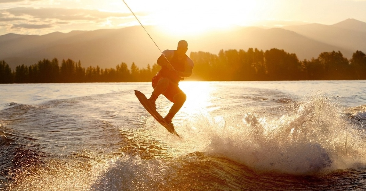 Experience Thrilling Wakeboarding Or Scenic Parasailing In Dubai Experience Thrilling Wakeboarding Or Scenic Parasailing In Dubai