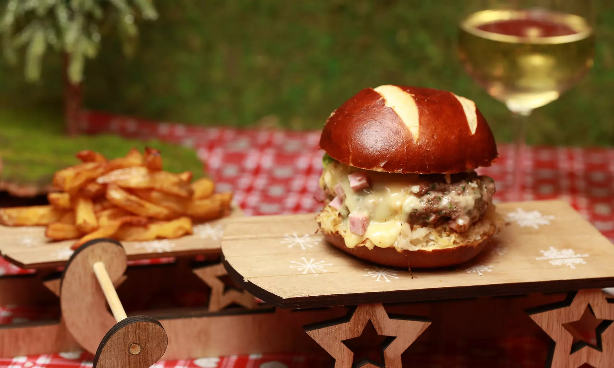 Menu burger avec frites ou salade et dessert, sur place ou à emporter