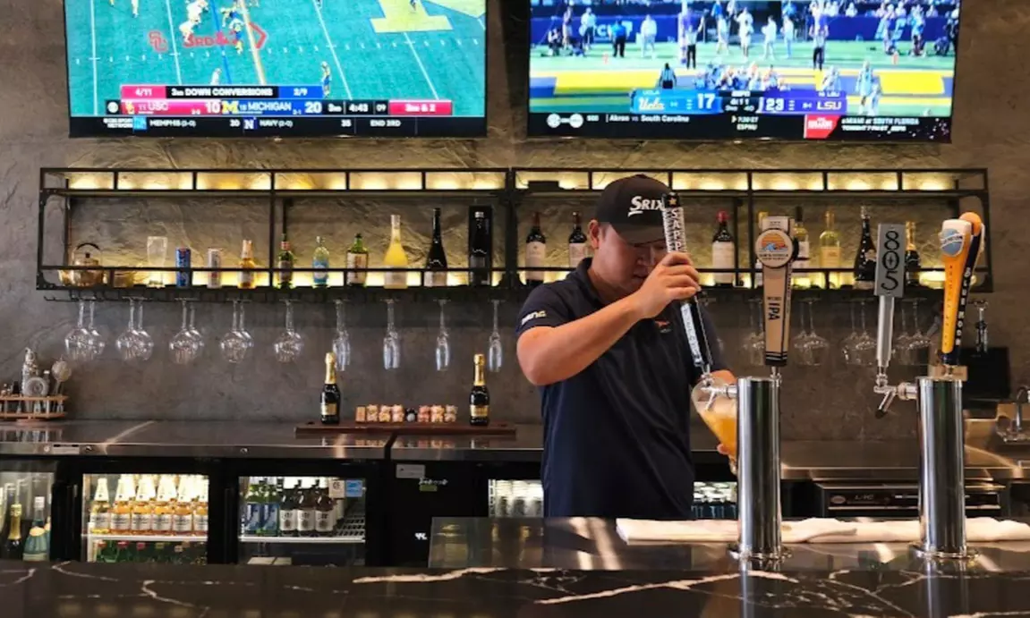 1-Hour Virtual Golf + 1 Bucket of Beer for Up to 6 (Weekdays/Weekends)