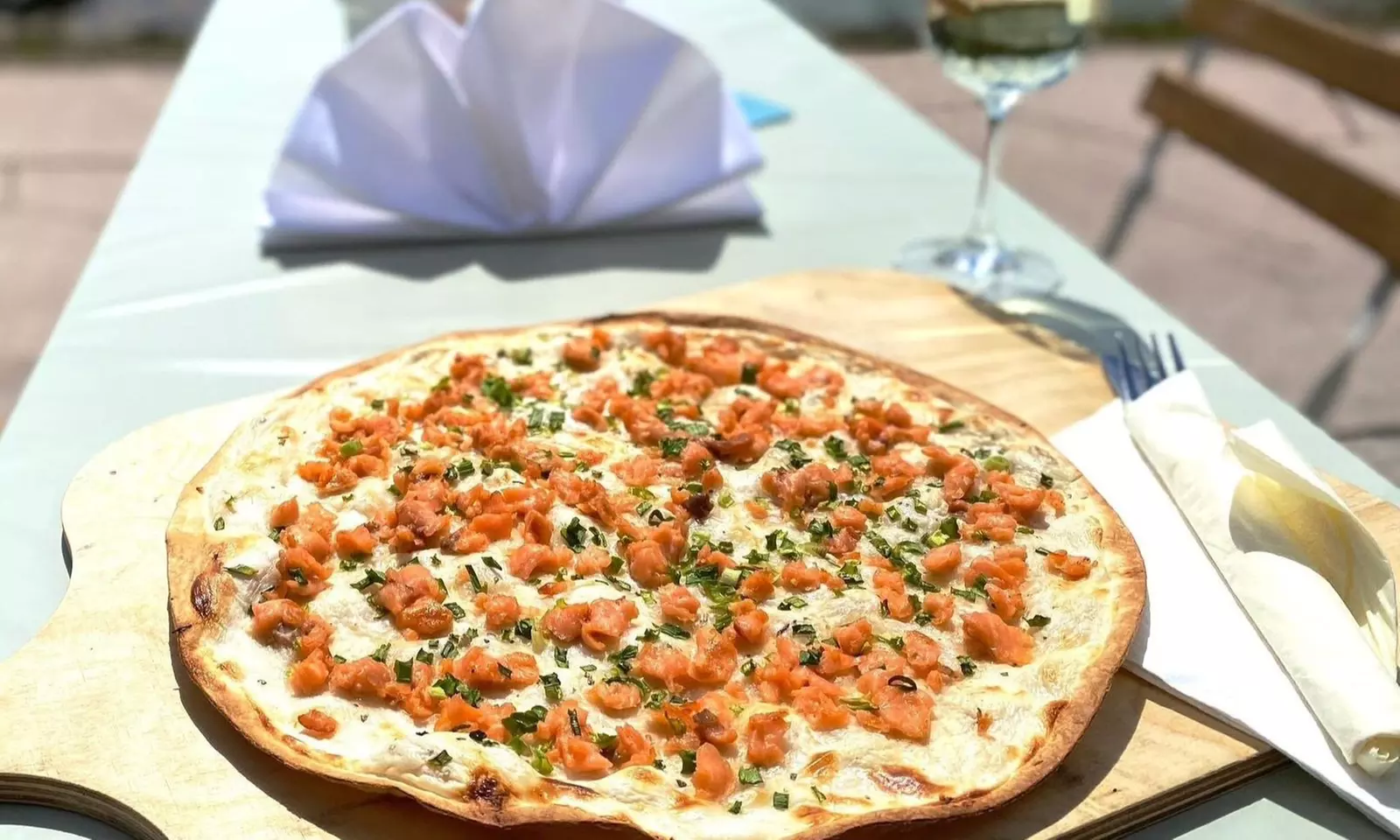 Flammkuchen nach Wahl mit Glas Wein für 1 Person