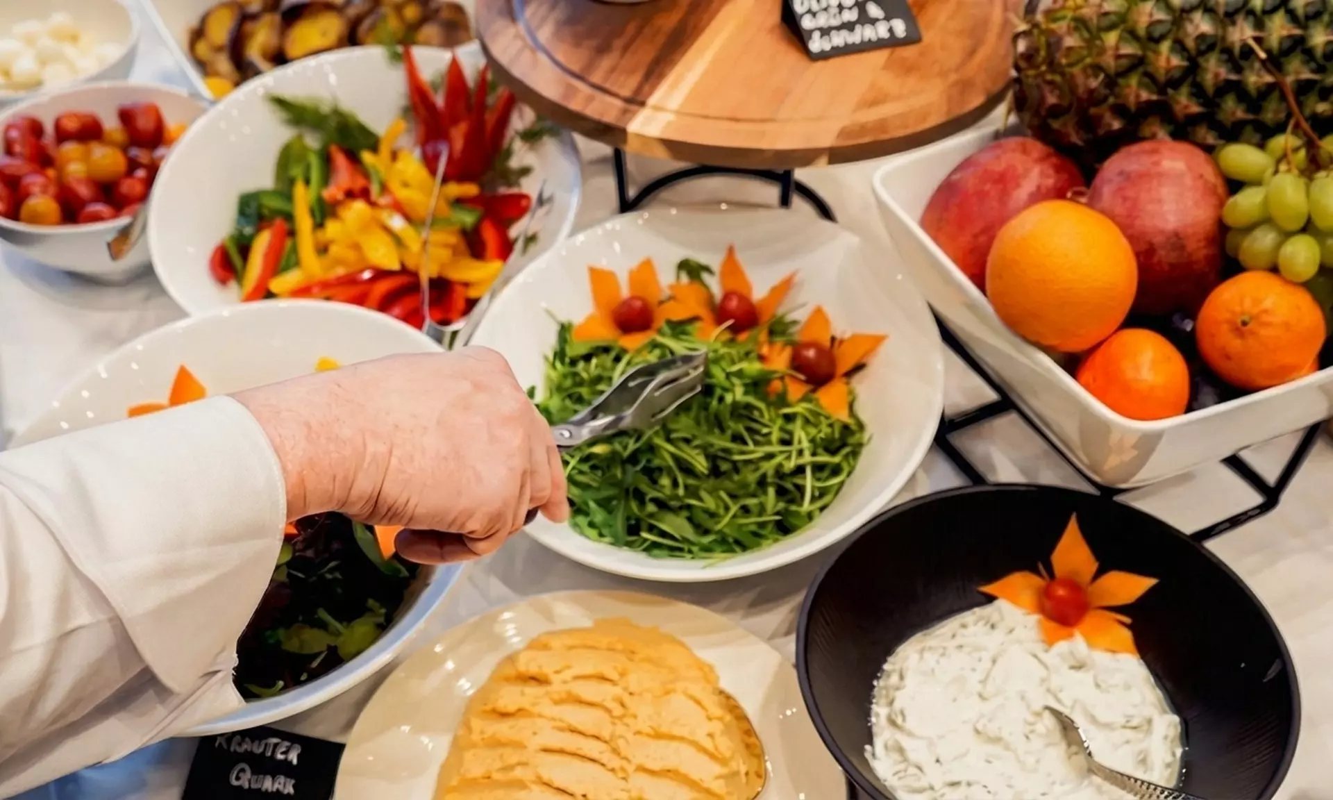 Reichhaltiges internationales Frühstücks vom großen Buffet