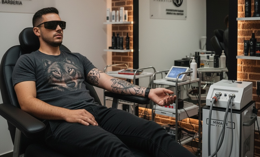 Image 1: 3 o 6 sesiones de eliminación de tatuajes de hasta 100 cm² con láser