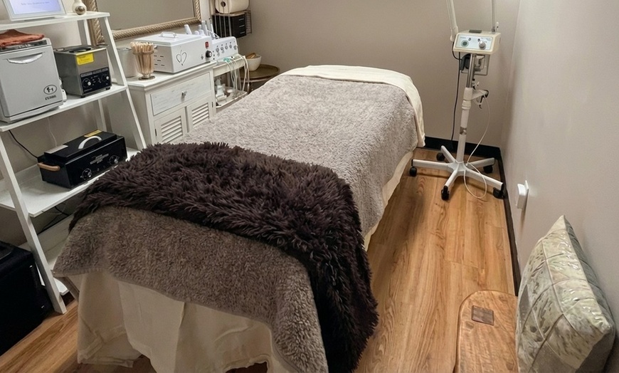 Image 2: Lymphatic Drainage Massage: Reduce Bloating & Sculpt Your Body