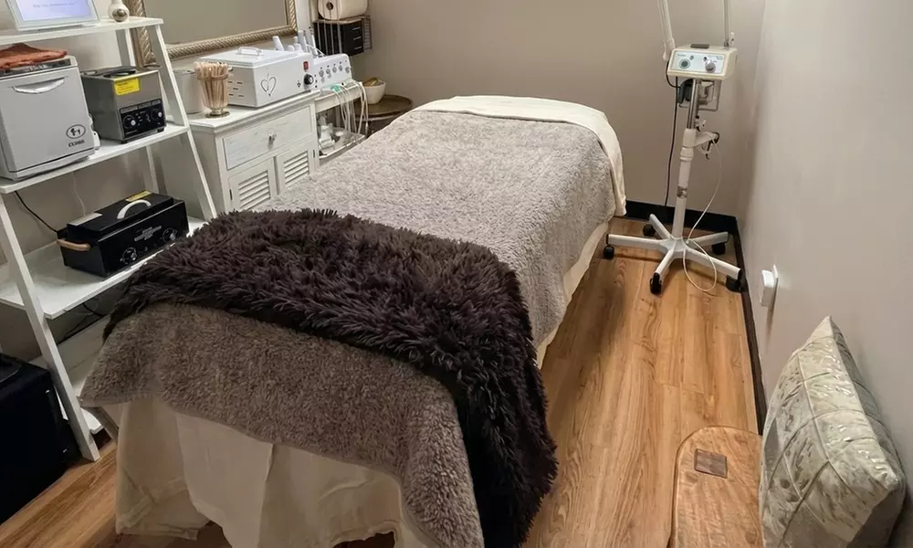 Lymphatic Drainage Massage: Reduce Bloating & Sculpt Your Body