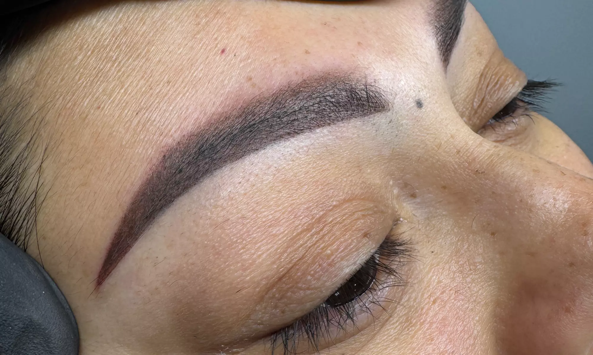 Micropigmentación de cejas o delineado de ojos (eyeliner)