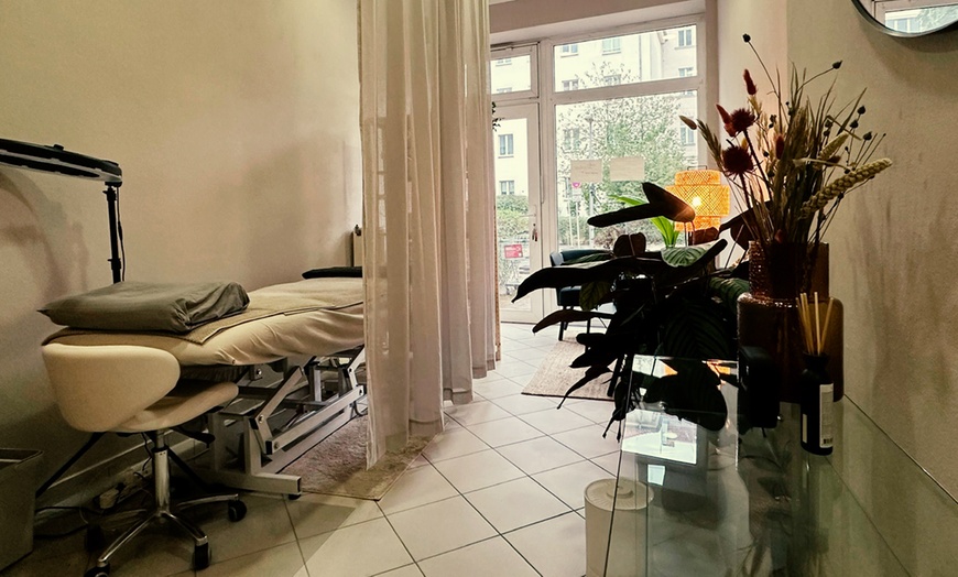 Image 2: Bis zu 46% Rabatt auf den Wimpernwelle bei Studio BESPOKE