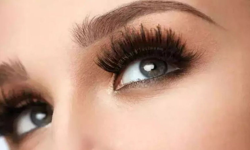 Image 1: Brow lift avec teinture, tracé des sourcils en option