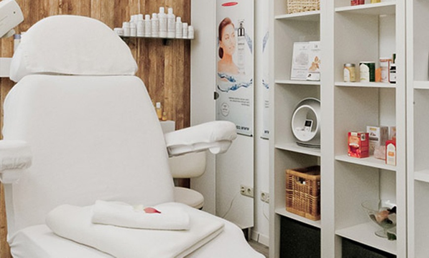 Image 6: 30 Min. Fuß-Massage mit Fußbad & Peeling und/oder Kopf-Massage mit Öl 