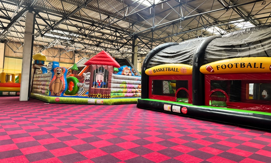 Image 8: Rozrywka w parku trampolin i dmuchańców: nawet cały dzień zabawy!