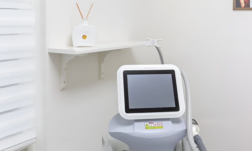 Image 17: Manicure of nagelbehandeling naar keuze