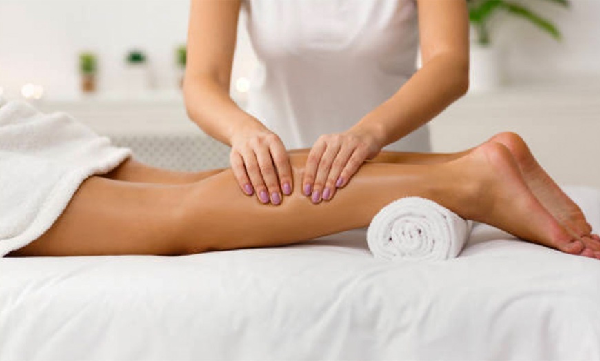 Image 7: Sesión de masaje de hasta 70 minutos con técnica a elegir para 1