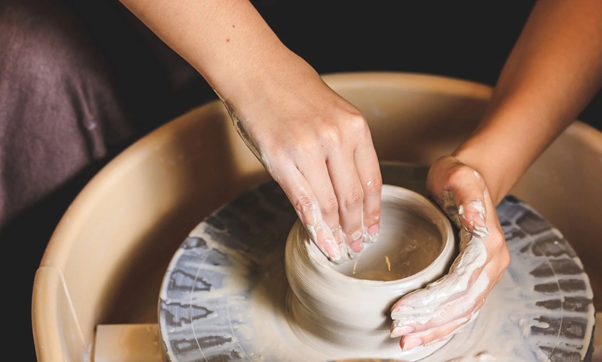 Image 1: Taller de cerámica con bebida y picoteo para 1, 2, o 4 personas