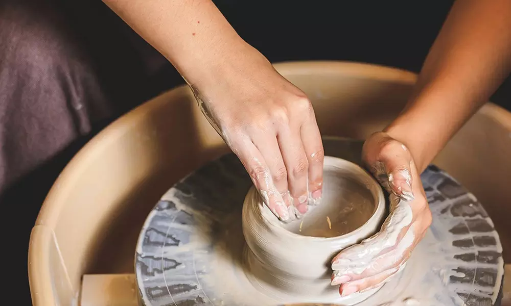 ¡Hola artistas! Taller de cerámica de 2 horas con bebida y picoteo para 1, 2, o 4 personas, ahorra hasta un 63% - Primary Image