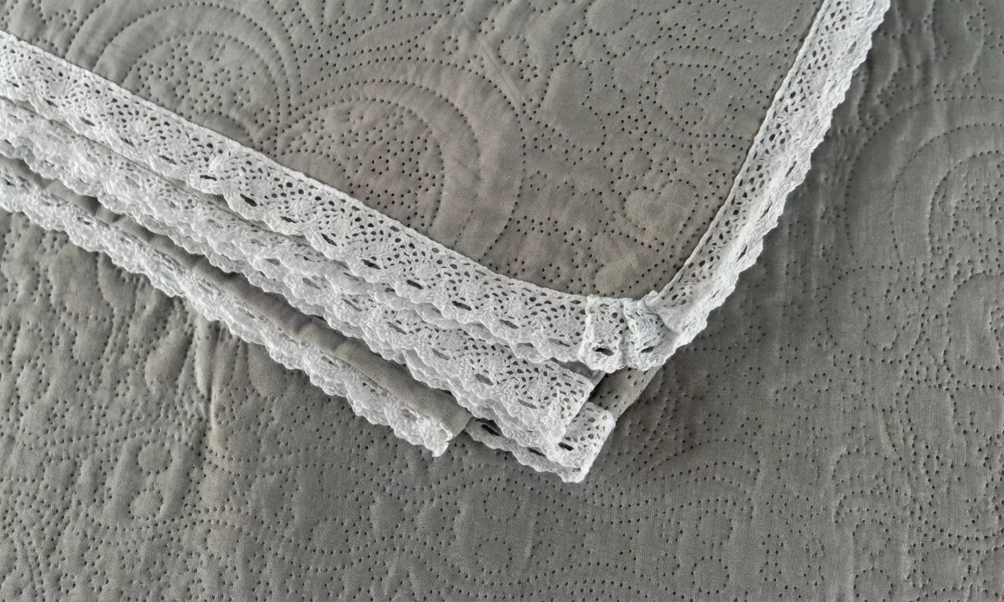 Gewatteerde sprei met kanten ruches